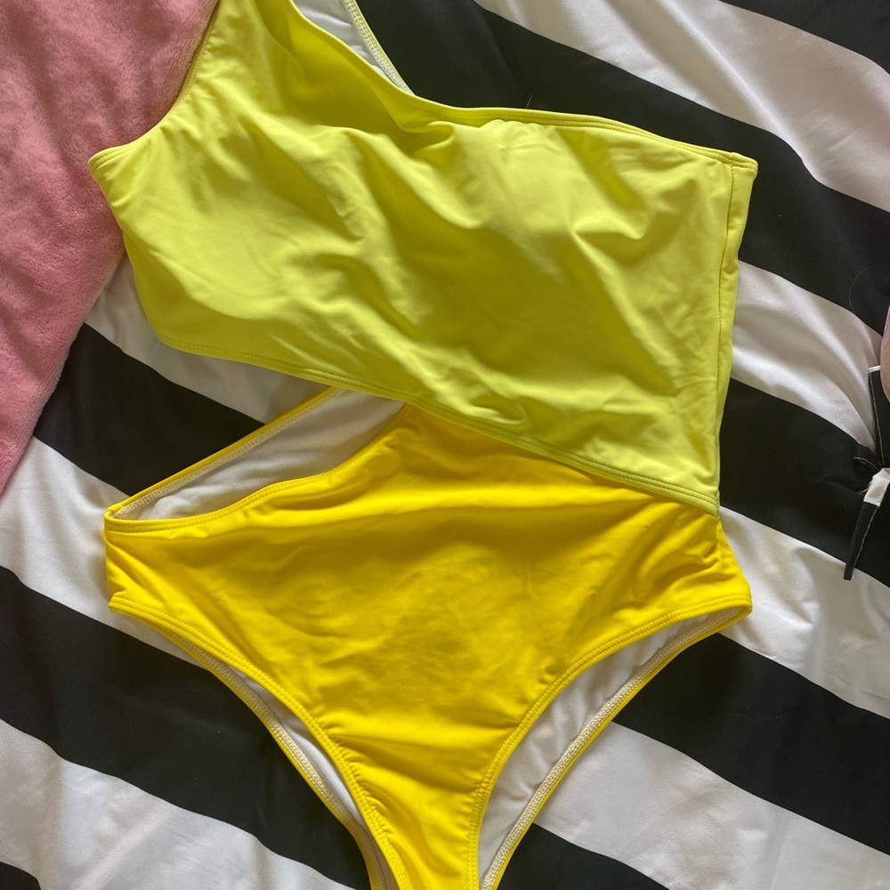 One shoulder one piece with cut out